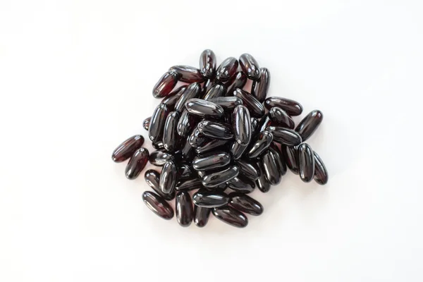 Beyaz arka plan üzerinde izole vitaminler üzüm çekirdeği