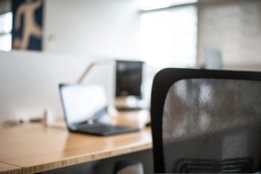 Soyut ofis ahşap masası, sandalye kucak ile arka plan bulanıklık