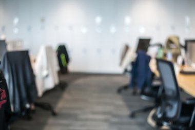 Soyut ofis ahşap masası, sandalye kucak ile arka plan bulanıklık