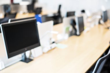 Soyut ofis ahşap masası, sandalye kucak ile arka plan bulanıklık