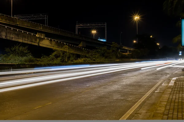 Gece vakti - ışık hızı trafik yolda, uzun yakınlarında rotaları