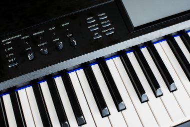 Piyano Klavye synthesizer kadar kapatın 