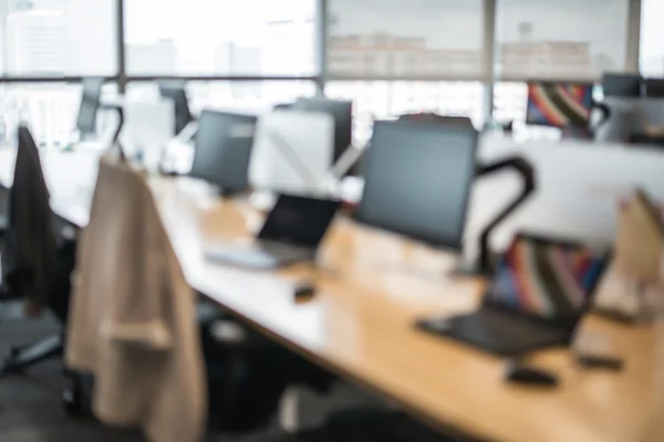 Abstrakte Büro verschwimmen Hintergrund mit Holztisch, Stuhl mit Schoß — Stockfoto