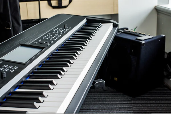 Sintetizador de teclado para piano — Fotografia de Stock