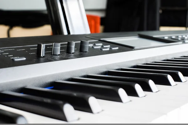 De synthesizer van het toetsenbord van de piano — Stockfoto
