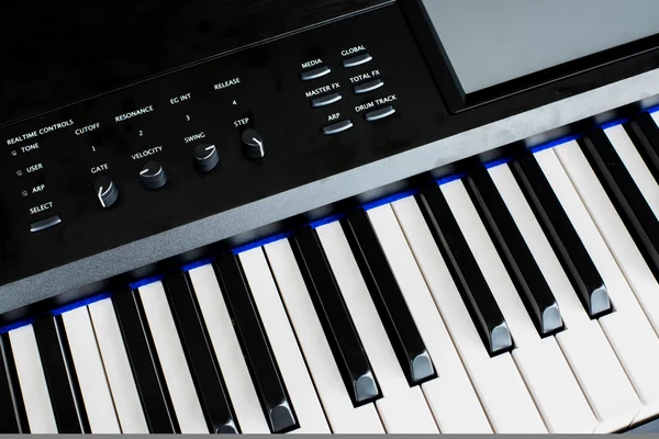 Nära håll Piano Keyboard synthesizer — Stockfoto
