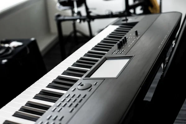 Piano Keyboard synthesizer med oskärpa bakgrund — Stockfoto