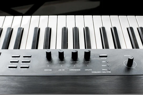 Feche o sintetizador de teclado de piano — Fotografia de Stock