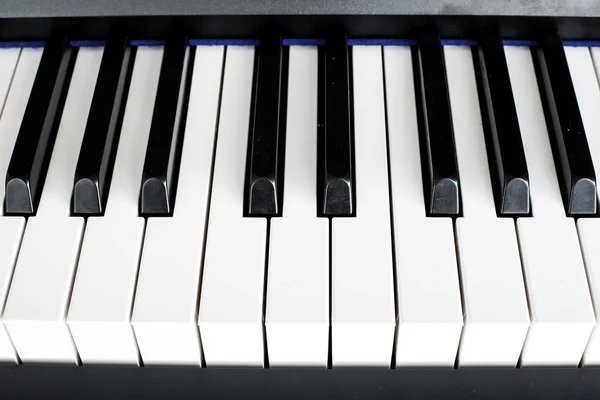 Feche o sintetizador de teclado de piano — Fotografia de Stock