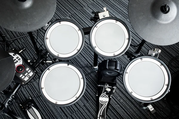 Vista superior del conjunto de tambor electrónico en una habitación pequeña —  Fotos de Stock
