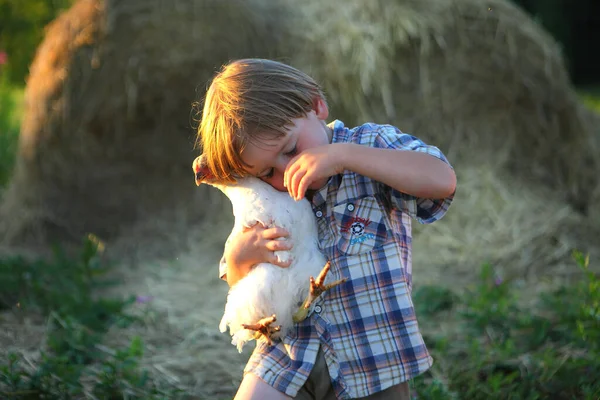 Doğada küçük bir çocuğun hayatı, köylü çocuk hikaye iletişimi ve özgür bebeğin korunması ve günlerinin doğası ile teması.