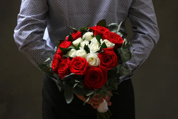 Роза в мужских руках — стоковое фото