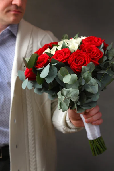 Rosa em mãos masculinas — Fotografia de Stock