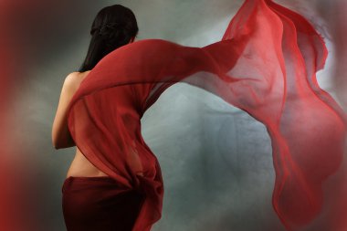 İpek kumaştan kızla