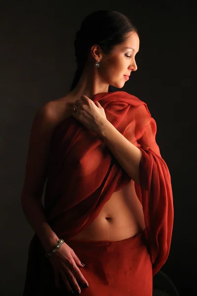 İpek kumaştan kızla