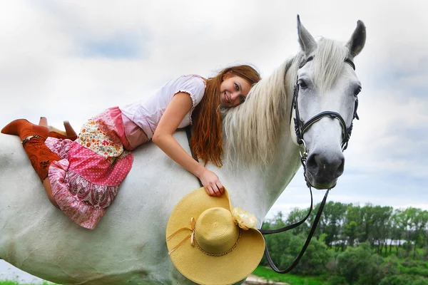 At ile kız — Stok fotoğraf