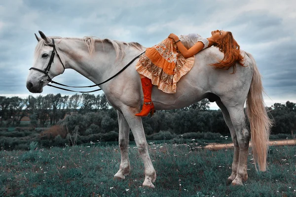 Flicka med häst — Stockfoto