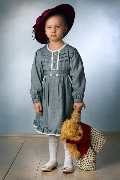 Bir oyuncakla şık kız