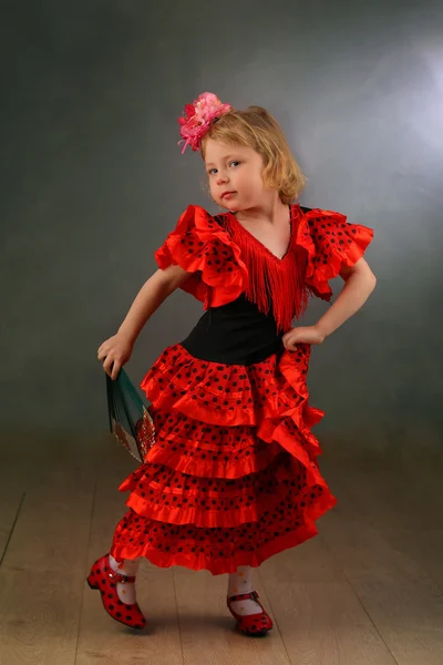 Fille dans une robe intelligente dansant avec un ventilateur — Photo