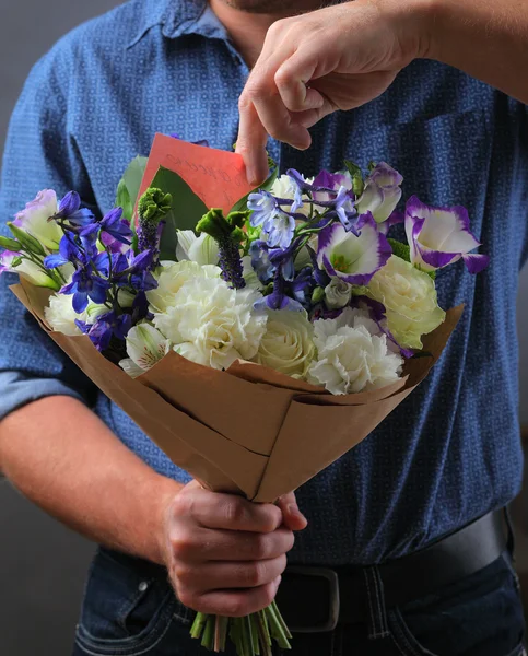 mavi bir buket bir adamla