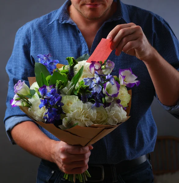 mavi bir buket bir adamla