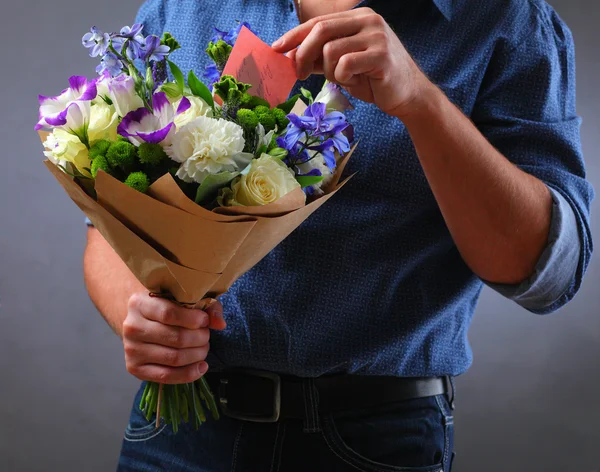 ชายที่มีช่อดอกไม้สีฟ้า — ภาพถ่ายสต็อก