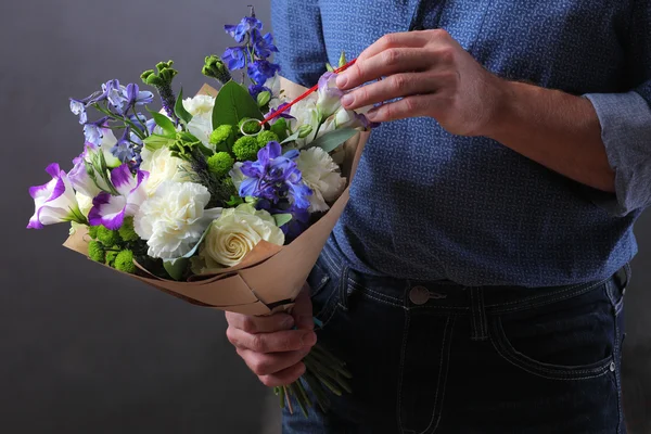 mavi bir buket bir adamla