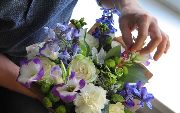 adamın elleri ve düğün zarif bir buket halka