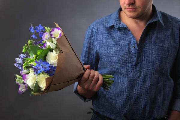 adamın elleri ve düğün zarif bir buket halka