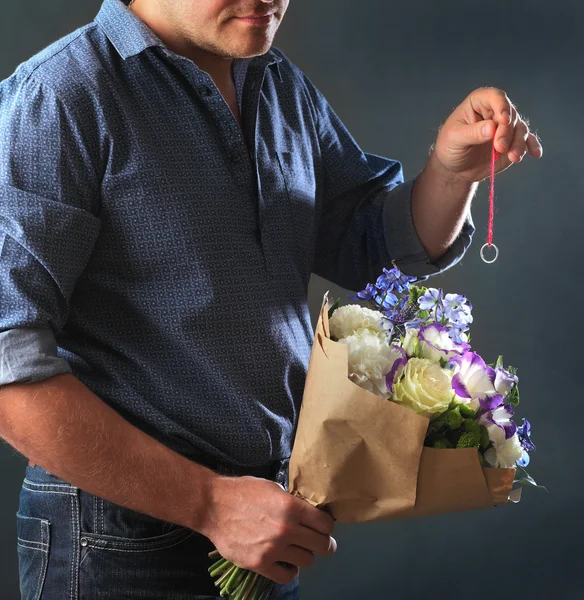 adamın elleri ve düğün zarif bir buket halka