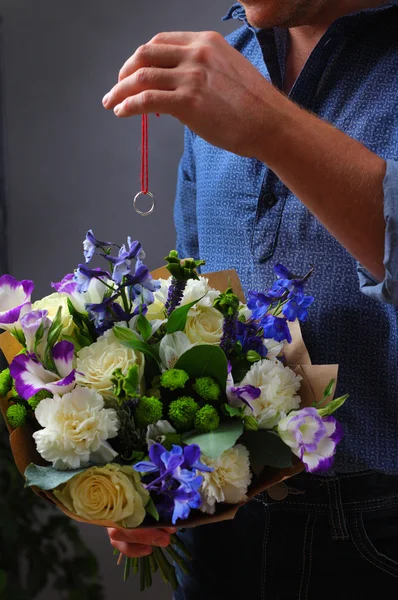 adamın elleri ve düğün zarif bir buket halka