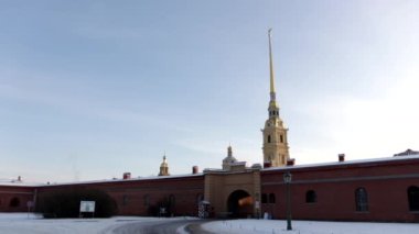 Kışın Peter ve Paul kalesinin kapısı St. Petersburg Kışlık Boyut: 1980x1080 Çerçeve oranı: 50 fps Renk modu: Doğal