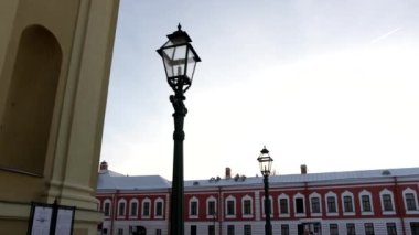 Peter ve Paul kalesindeki sokak ışıkları St. Petersburg Boyutu: 1980x1080 Çerçeve oranı: 50 fps Renk modu: Doğal