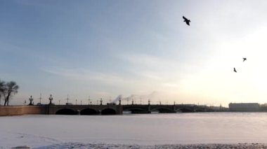 St. Petersburg 'da kışın Trinity Köprüsü, çeşitli açılar Boyut: 1980x1080 Çerçeve oranı: 50 fps Renk modu: Doğal
