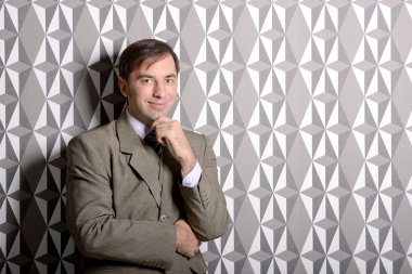 İş adamı ayakta duvara yakın - stok fotoğraf