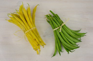 ahşap zemin üzerine sarı ve yeşil fasulye