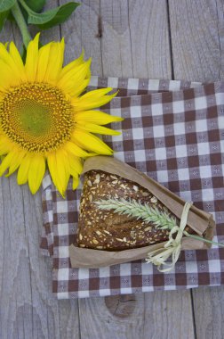 ahşap bir masaya sonraki bir ayçiçeği yalan ekmek