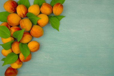 Masa üzerinde taze kayısı