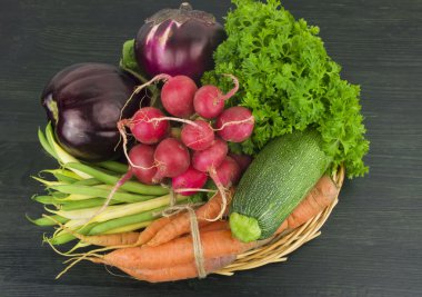 Tahta masada taze sebze.