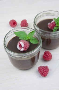 Ahududu ve beyaz b krem şanti ile çikolata mousse