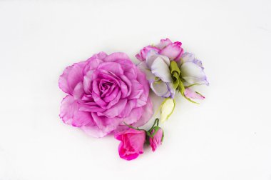 Beyaz arka plan foamiran el yapımı kumaş çiçekler