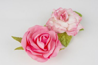 Beyaz arka plan foamiran el yapımı kumaş çiçekler