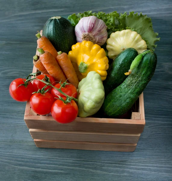 Vegetales frescos sobre fondo de madera — Foto de Stock