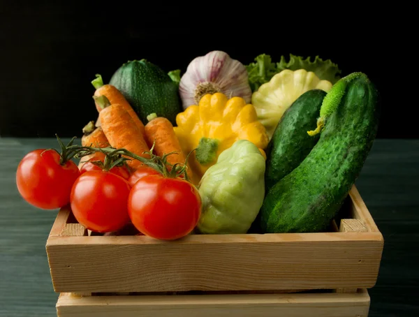 Vegetales frescos sobre fondo de madera — Foto de Stock