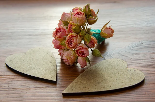 花の花束と 2 つの装飾的なビンテージ心 — ストック写真