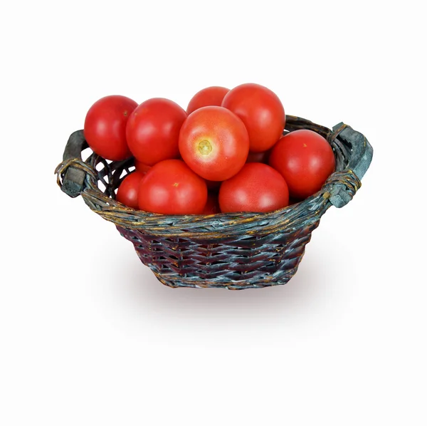 Färska röda tomater i korg isolerad på vit bakgrund — Stockfoto