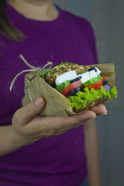 Sandwich mit Gemüse zur Hand. — Stockfoto