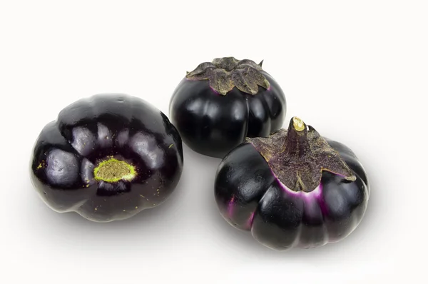 Äggplantor eller aubergine grönsaker på vit bakgrund — Stockfoto