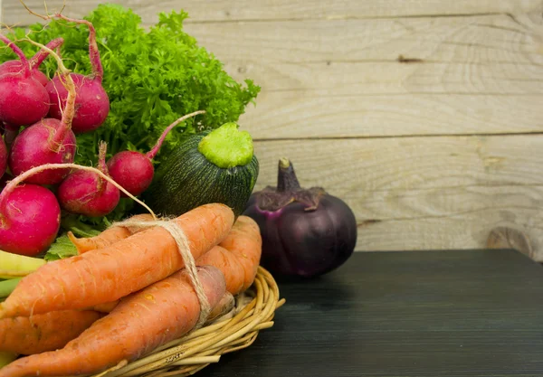 Tahta masada taze sebze.