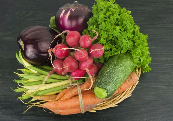 Tahta masada taze sebze.